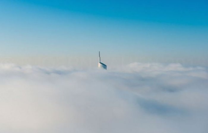 Dubai gökdelenlerinin sislerin arasındaki büyüleyici güzelliği