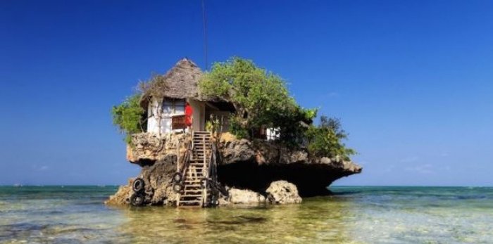 Kaya üzerinde yapılmış okyanus manzaralı restoran
