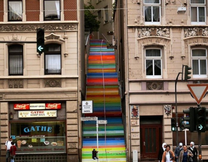 Birbirinden farklı merdiven boyama sanatı 