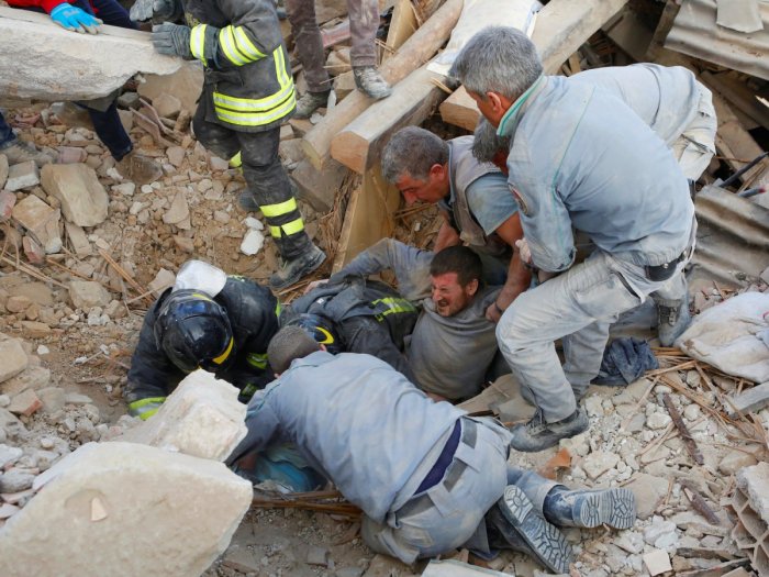 En çarpıcı fotoğraflarla İtalya depremi
