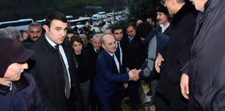 Bakan Bayraktar, protestocularla görüştü