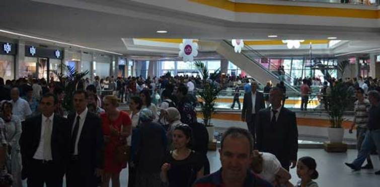 Axis Avm birinci yılını kutluyor