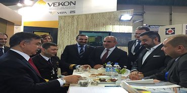 Milli Savunma Bakanı İsmet Yılmaz Vekon’un standını ziyaret etti