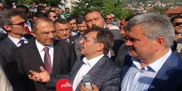 Bakan Güllüce "heyelana" neden olan yola şükretti 