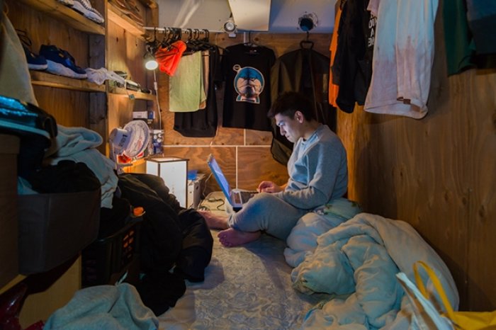 Tokyo'da küçücük odalarda yaşayan gezginler