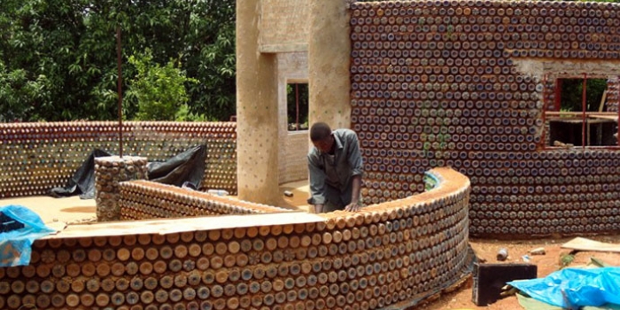 Nijeryalılar plastik şişelerle ekolojik evler inşa ediyor