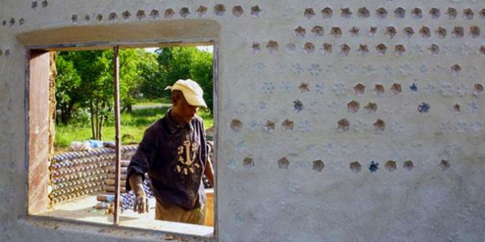 Nijeryalılar plastik şişelerle ekolojik evler inşa ediyor