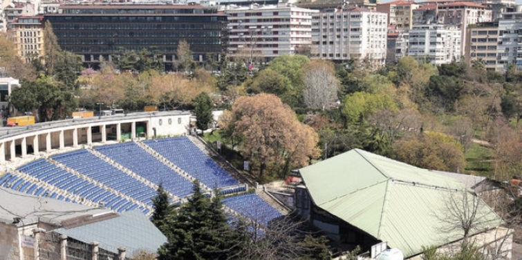 Harbiye Açıkhava Sahnesi'nin üstü kapatılıyor
