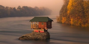 Nehrin ortasındaki yalnız ev