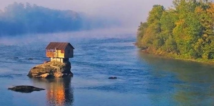 Nehrin ortasındaki yalnız ev