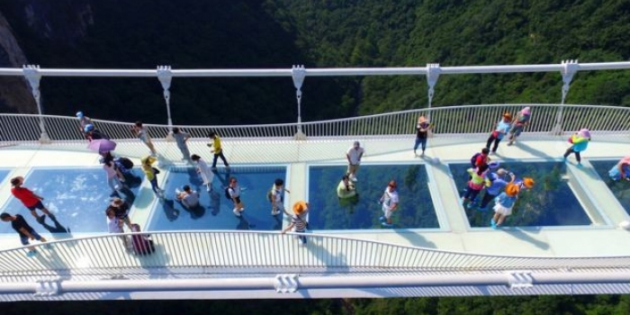 Dünyanın en uzun cam köprüsü ziyarete açıldı
