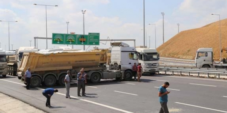 Mega projede isyan: Tır şoförleri yolu kapattı