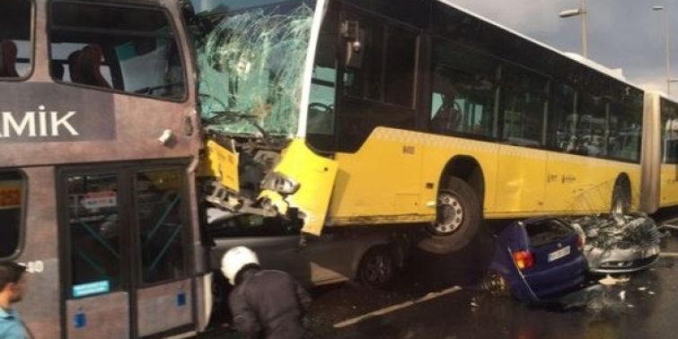 Metrobüs araçların üzerine uçtu