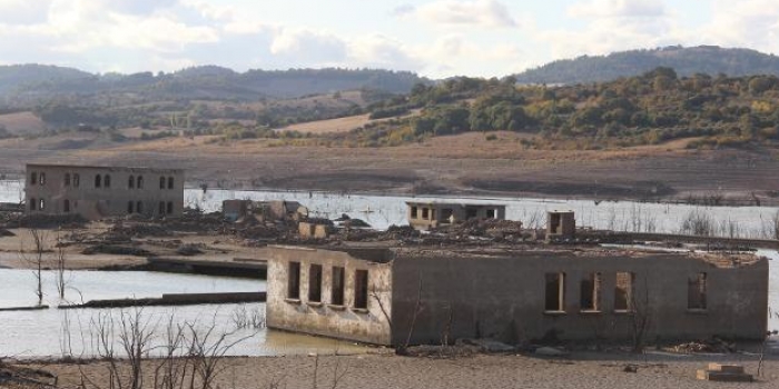Baraj suları çekildi, 900 senelik köy açığa çıktı