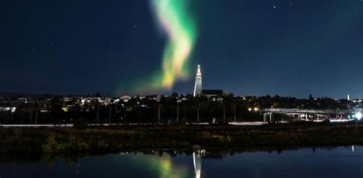 İzlanda'nın başkenti Reykjavik karanlığa büründü