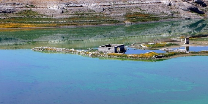 Kuraklığın vurduğu kentte asırlık köy açığa çıktı