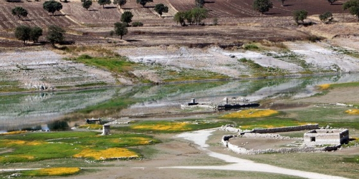 Kuraklığın vurduğu kentte asırlık köy açığa çıktı