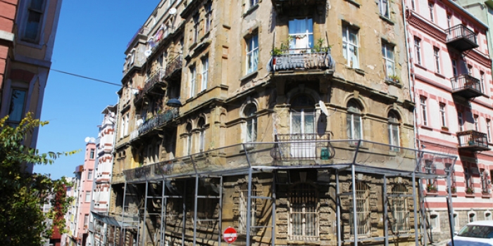 İstanbul'un ilk apartmanlarından tarihi Valpreda Apartmanı