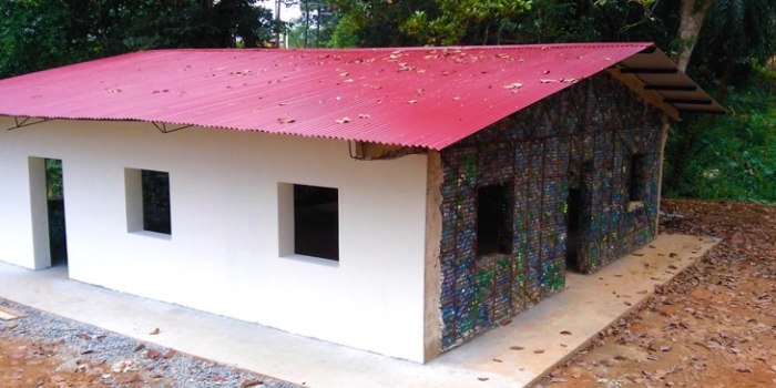Plastik şişelerden yapılmış evlerden köy kuruluyor
