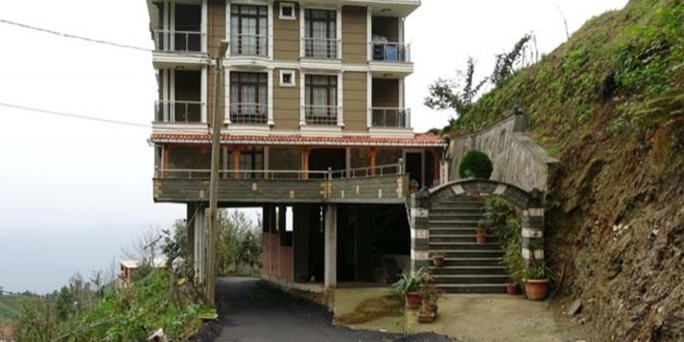 Rize'den yol üzerine apartman manzarası