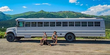 Eski okul otobüsünü eve dönüştüren çift 