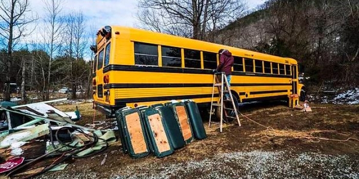 Eski okul otobüsünü eve dönüştüren çift 