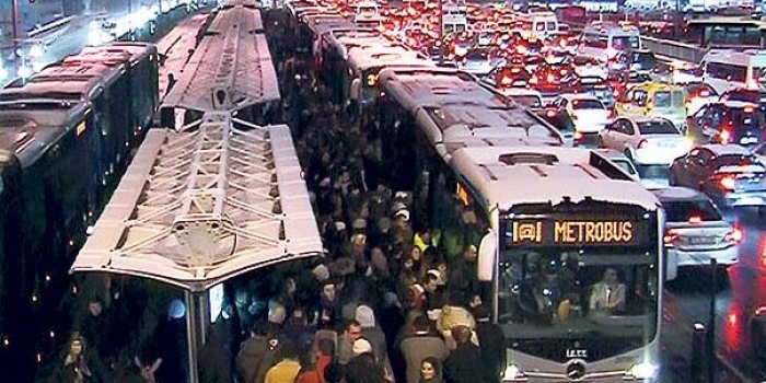 Uzmanlaşan metrobüs yolcularından tüyolar: Hedefe kitlenin