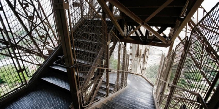 Eyfel Kulesi'nin merdivenleri satıldı