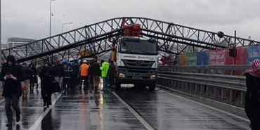Vinç E-5'e devrildi, Büyükçekmece'de trafik durdu