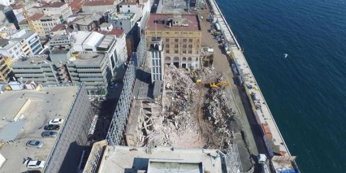 Tarihi Karaköy Yolcu Salonu yıkıldı