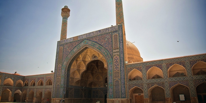 Kapalı kapıların ardındaki rengarenk mimarisiyle İran 