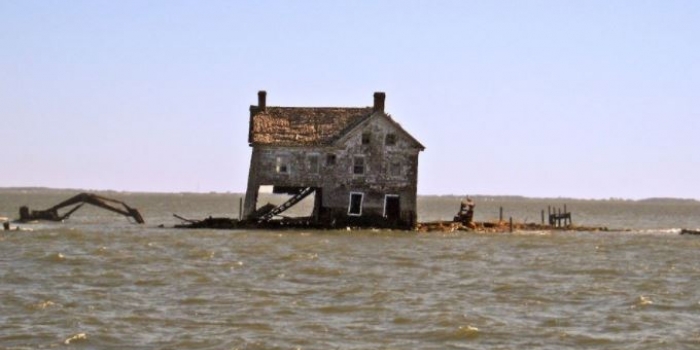 Kocaman bir ada yok oldu ve bir tek o ev kaldı 