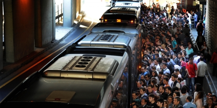 Kapasitesinin üzerinde çalışan metrobüsü banliyö kurtaracak