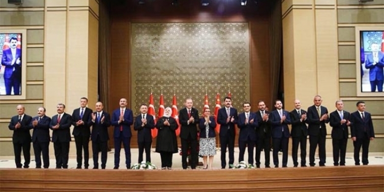 Cumhurbaşkanlığı hükümet sisteminin ilk kabinesinde hangi isimler yer alıyor?