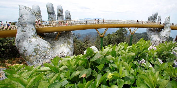 Vietnam dev eller üzerinde duran köprü The Gold Bridge