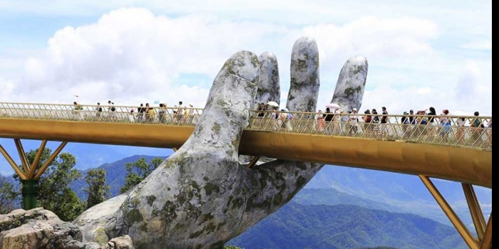 Vietnam dev eller üzerinde duran köprü The Gold Bridge