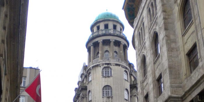 Eminönü'nün Pisa Kulesi: Her an çökebilir