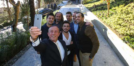 Ali Ağaoğlu 'sosyal medya fenomenleriyle' Ali Ağaoğlu 'sosyal medya fenomenleriyle'