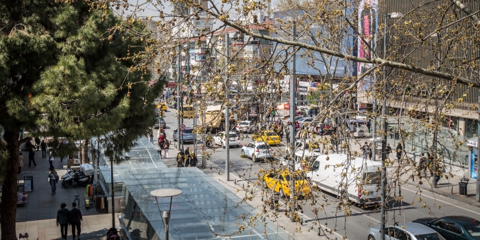 Alışveriş caddelerinden ka&ccedil;ış s&uuml;r&uuml;yor