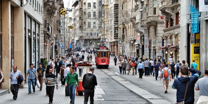 Alışveriş caddelerinden ka&ccedil;ış s&uuml;r&uuml;yor