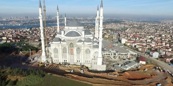 &Ccedil;amlıca Camii son durum: Halı serme işlemleri başladı
