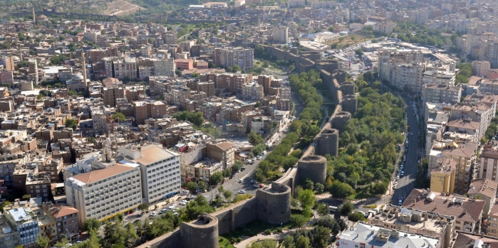 Diyarbakır Surları kaç kilometredir?