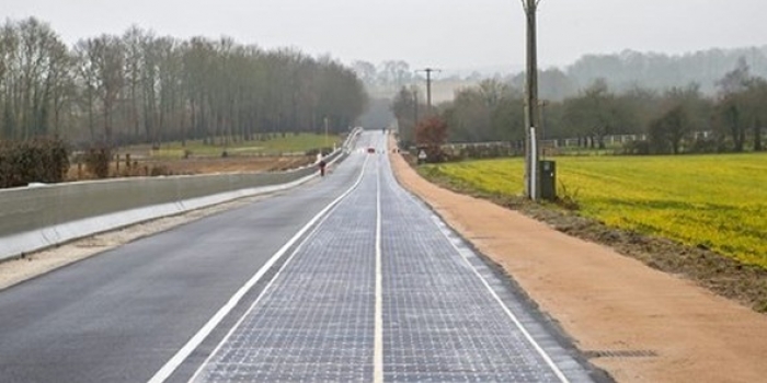Dünyanın güneş enerjili ilk yolu trafiğe açıldı