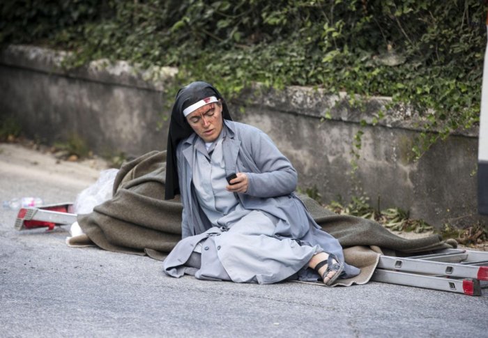 en-carpici-fotograflarla-italya-depremi-1472042068-13
