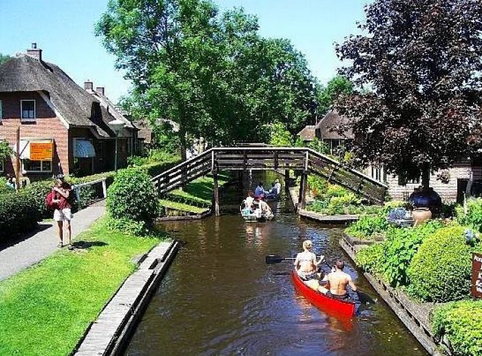 hollandanin-ruya-kasabasi-giethoorn-1445336959-1
