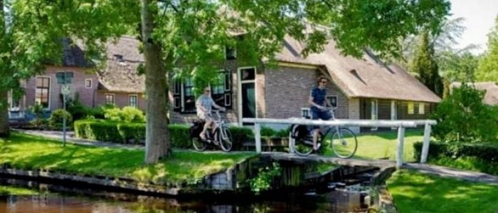 hollandanin-ruya-kasabasi-giethoorn-1445336959-12