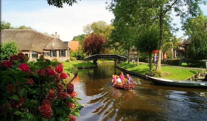 hollandanin-ruya-kasabasi-giethoorn-1445336959-3