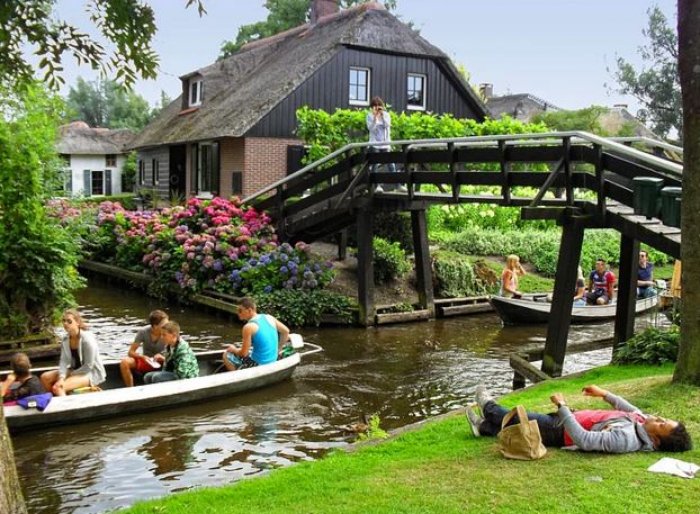 hollandanin-ruya-kasabasi-giethoorn-1445336959-9