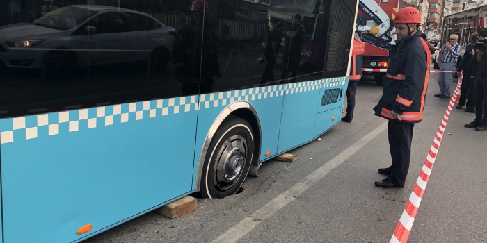 İstanbul'da yol çöktü!