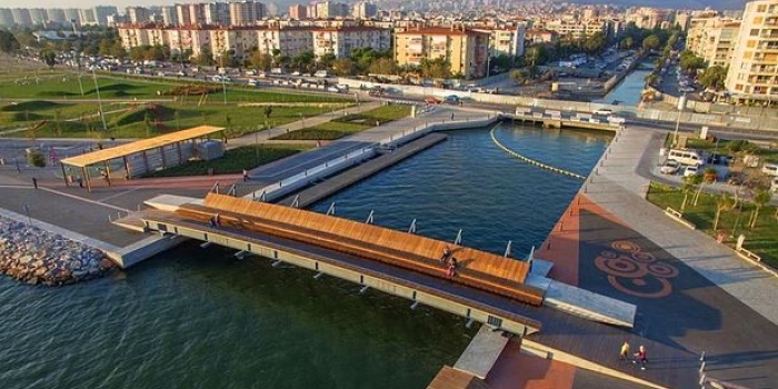 İzmir'in Yaya Köprüsü ve Gün Batımı Terası